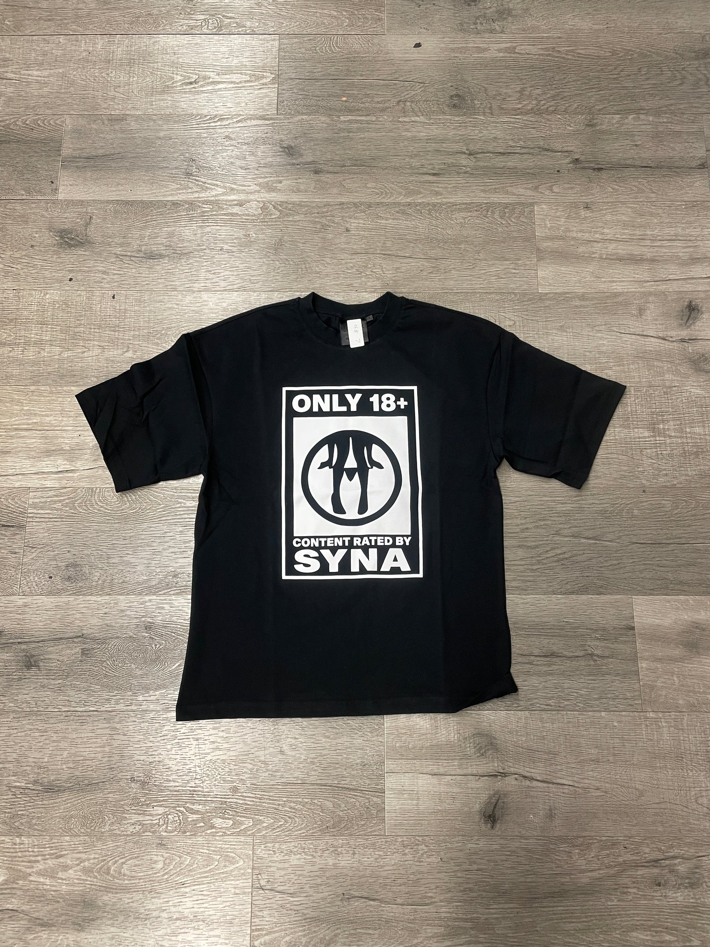 Syna 18+ Tee